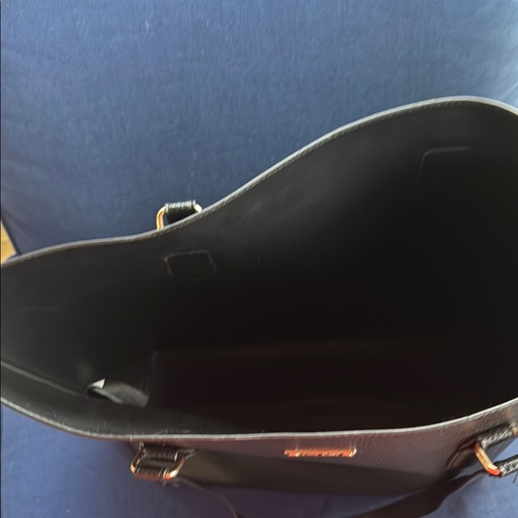 Sleek Black Leather Tote with Structured Design - Picture 3 of 8